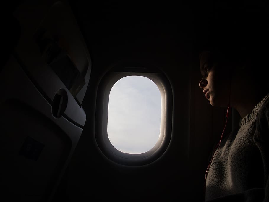 mujer, sentado, dentro, avión, frente, ventana, oscuro, aerolínea, personas, niña