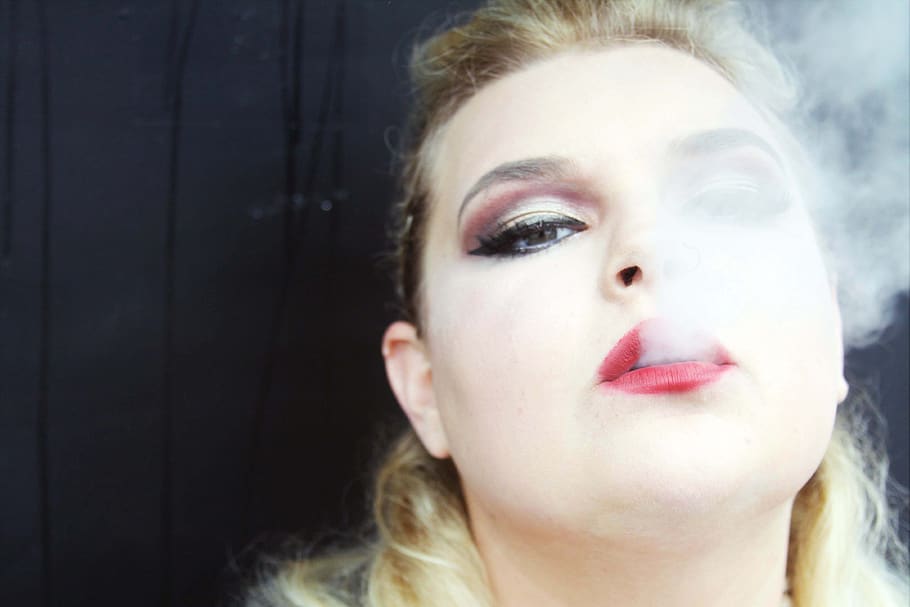 mulher, fumar, rosto, fêmea, soprando, fumaça, retrato, moda, lábios, tabaco