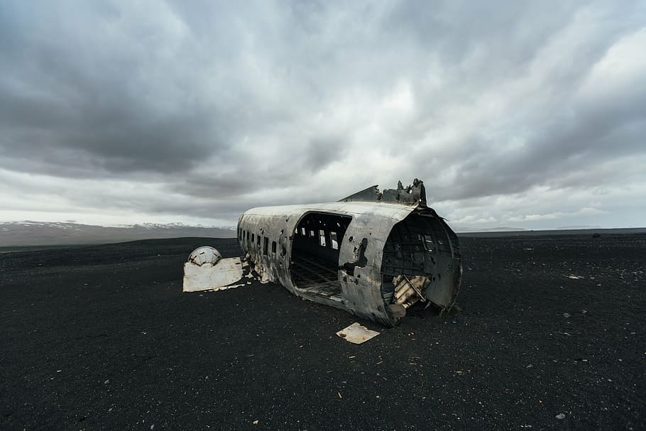 グレースケール写真, 放棄された, 飛行機, 灰色, 雲, 写真, 山, 暗い, 曇り, 空