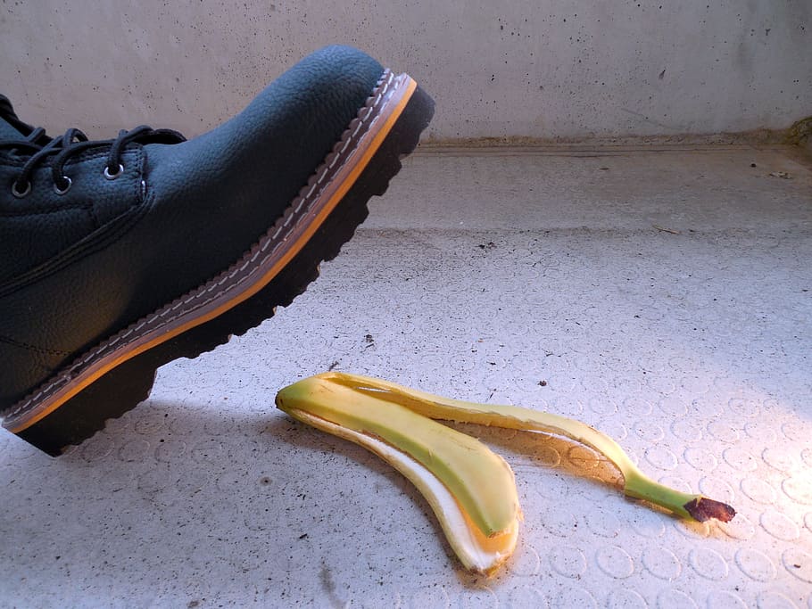 黒, 革の作業用ブーツ, 黄色, バナナ, 事故, 怪我, リスク, バナナの皮, 滑る, 滑る危険