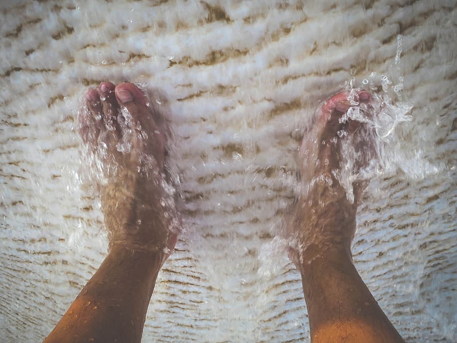 feet, foot, toes, water, wash, wet, human body part, lifestyles, real people, personal perspective