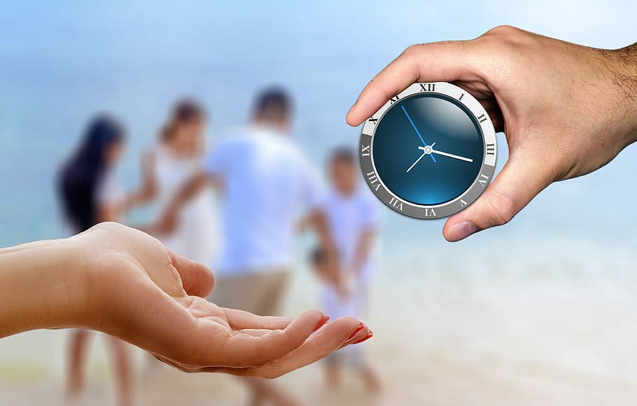 pessoa segurando relógio, família, tempo, dar, levar, presente, relógio, Toque, emprego, praia