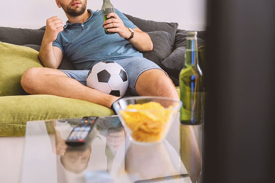 Joven, hombre, viendo, fútbol, TV, bebida, cerveza, hogar, alcohol, pelota - Pxfuel