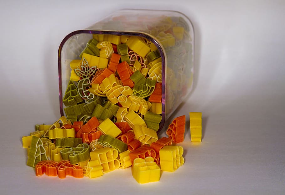 macarrão, macarrão de natal, jóias, vidro, plástico, caixa, colorido, amarelo, vermelho, verde