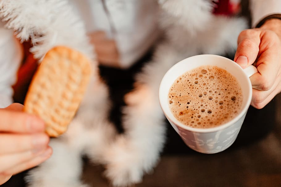 café, café com biscoito, natal, feriado, festivo, xícara, caneca, atrasado, homem, macho