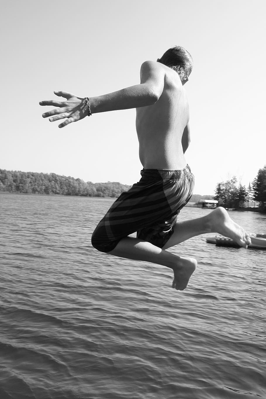 foto em escala de cinza, menino pular, água, menino, pular, criança, adolescente, diversão, lago, saltando