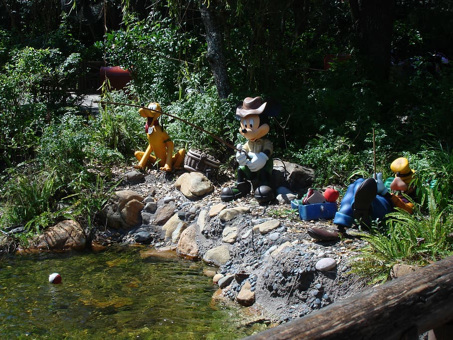 mickey mouse fishing statuette, green, leaf plant, fishing, disney world, mickey, minnie, goofey, catching fish, tree