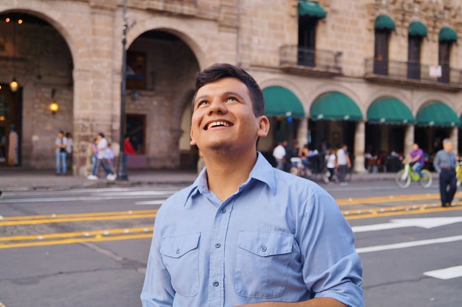 homem, olhando, em pé, Raod, centro histórico, Morelia, Michoacán, camisa azul, latino, distorcido