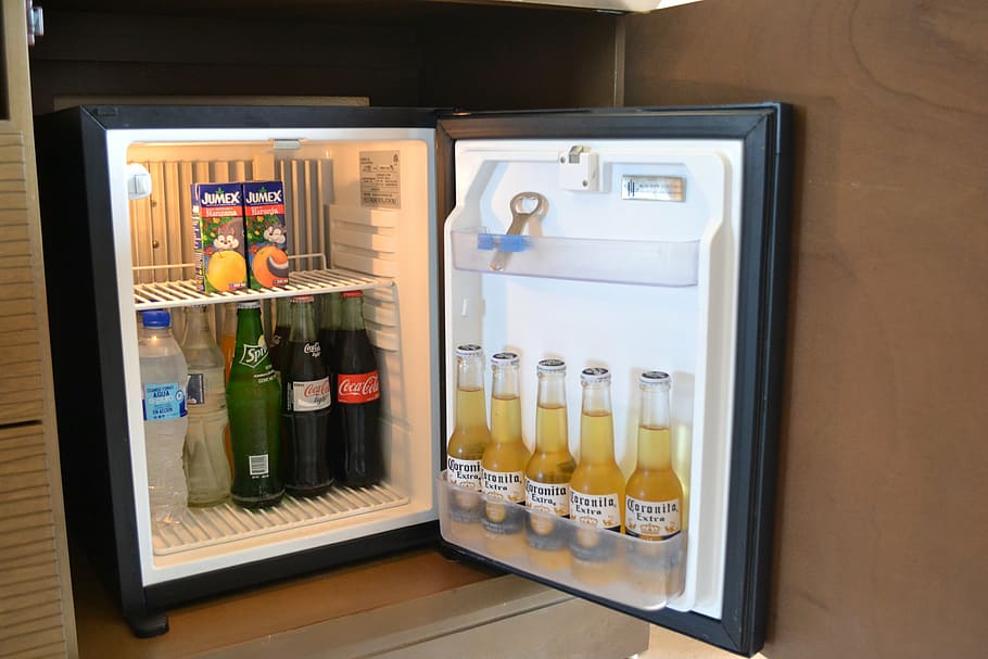 cerveja, coroa, frigobar, recipiente, ninguém, geladeira, dentro de casa, aberto, aparelho, equipamento doméstico