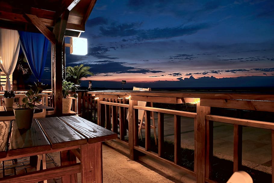 Foto, cuadrado, marrón, madera, mesa, balaustrada, puesta de sol, restaurante, casa de playa, vista