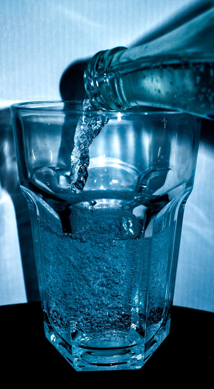 botella, verter, claro, vaso para beber, agua, vidrio, bebida, agua mineral, ácido carbónico, azul