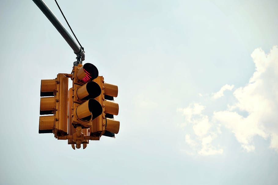 rojo, ligero, semáforo, fotografía, tráfico, detener, durante el día, intersección, ciudad, cielo