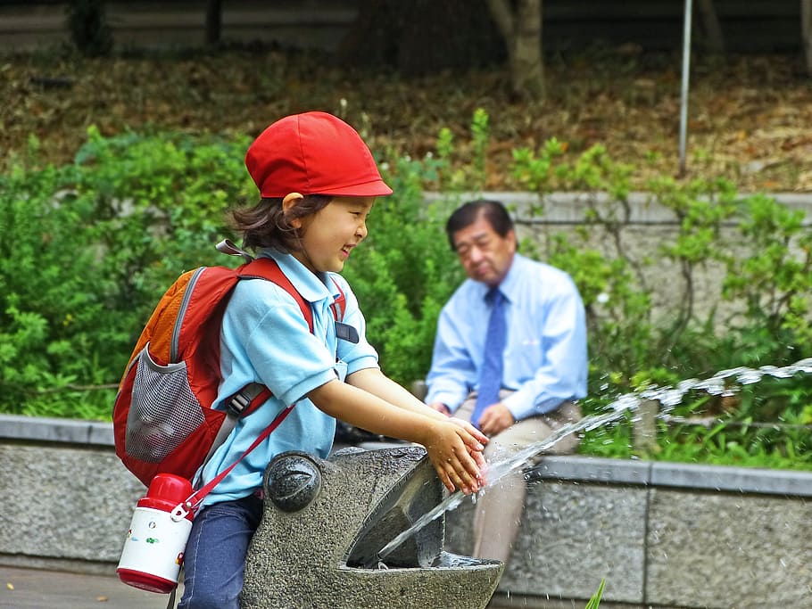 menina, uniforme escolar, lavagem, mãos, sentado, homem, japão, tóquio, ueno, parque