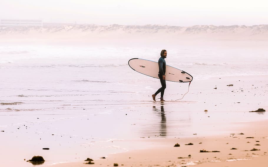 homem, andando, beira mar, segurando, prancha de surf, praia, oceano, mar, pessoas, surfar