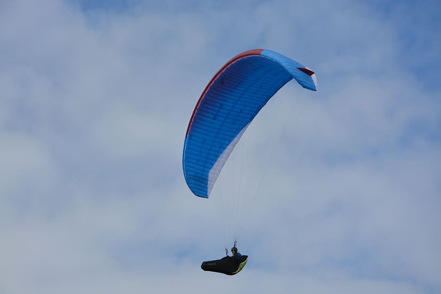 paralayang, paraglider, harness cocoon, seat paragliding, pesawat penerbangan, waktu luang, langit biru mendung, langit mendung, penerbangan, kegiatan olahraga
