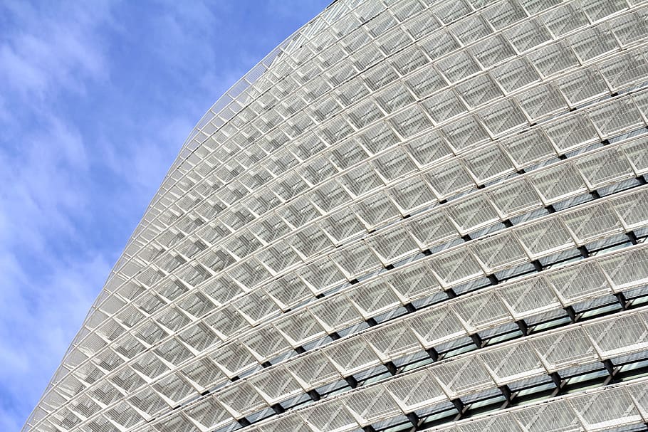 fotografía de ángulo bajo, gris, edificio, blanco, nubes, azul, cielo, durante el día, arquitectura, moderno