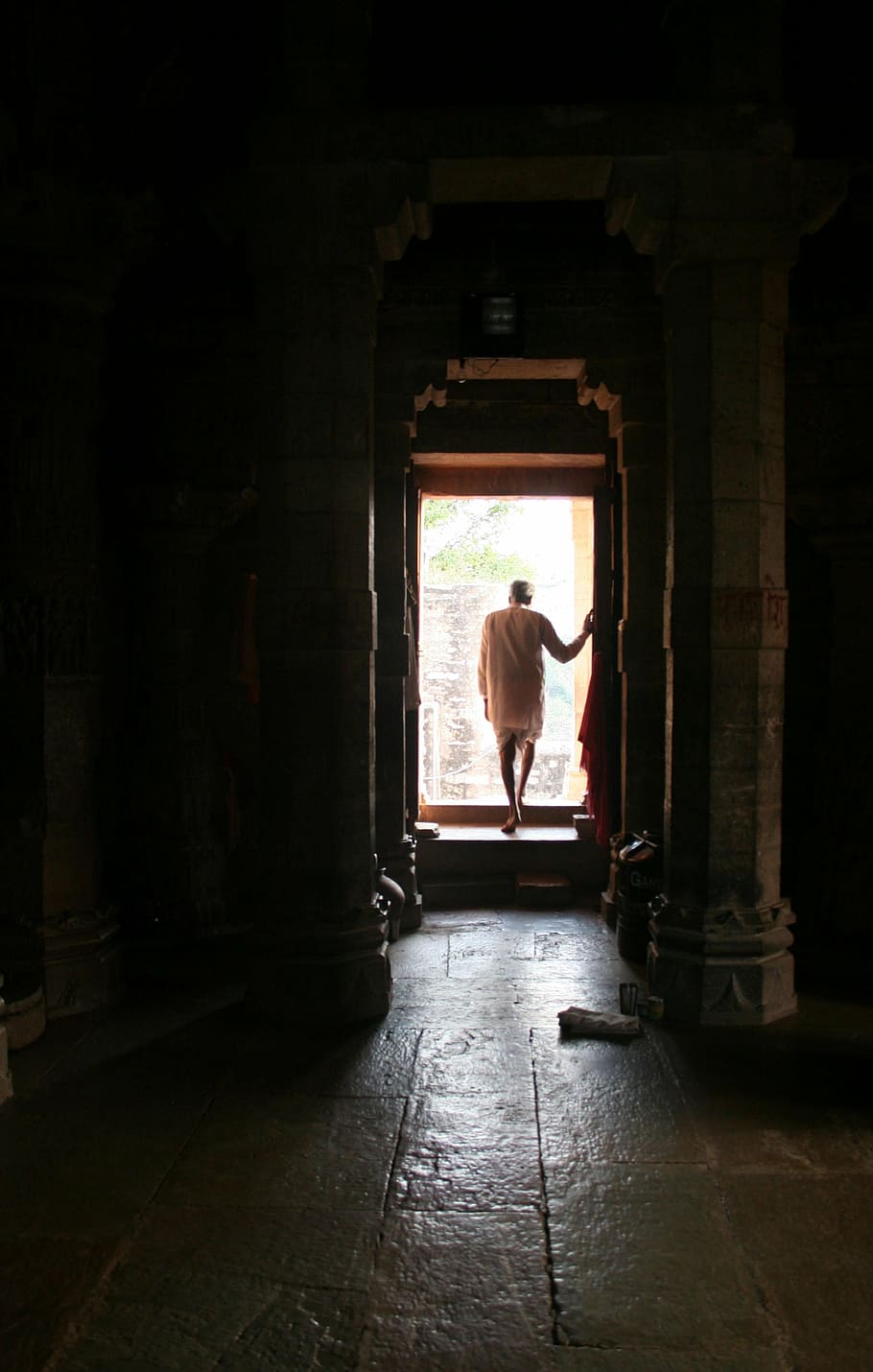 homem, em pé, frente, porta, templo, hinduísmo, porta aberta, índia, viagem, arquitetura