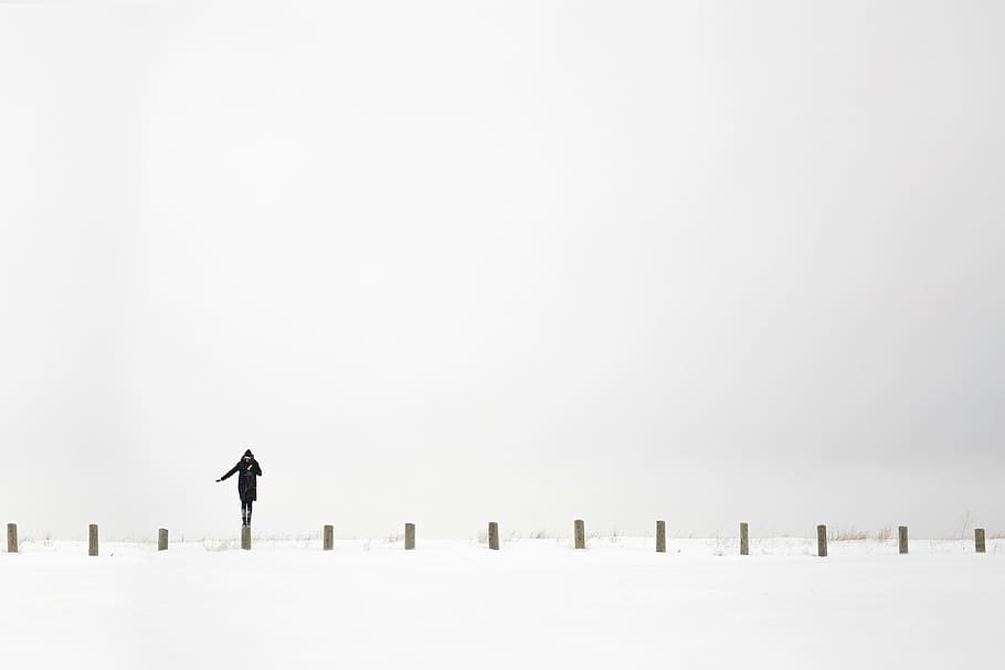 pessoa, em pé, de madeira, Poste da cerca, neve, coberto, Chão, pessoas, Moletom, madeira