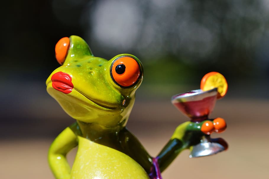 green, frog, holding, martini glass figurine, chick, lady, arrogant, cocktail, funny, toy