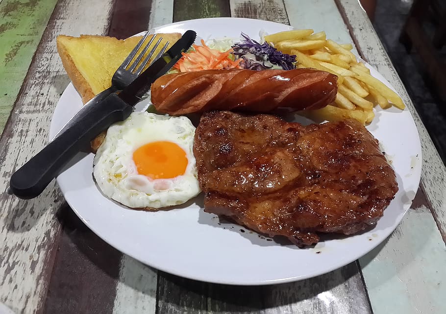 comida, papas fritas, comer, plato, comida rápida, filete, carne de res, huevo, salchicha, almuerzo