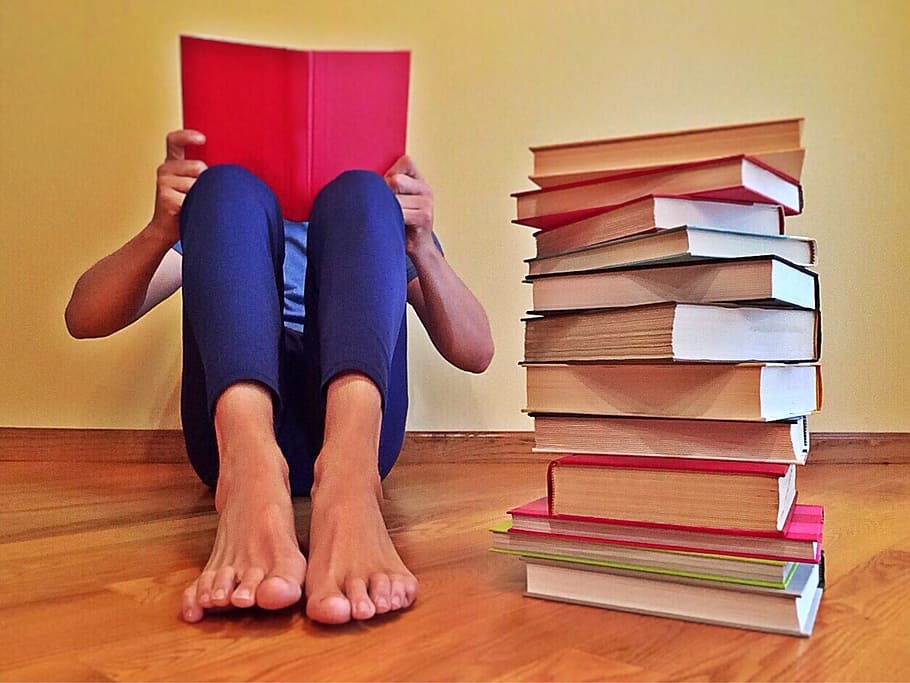 livro de leitura pessoa, andar, ao lado, pilha, livros, pessoa, livro de leitura, leitura, aprendizagem, dentro de casa
