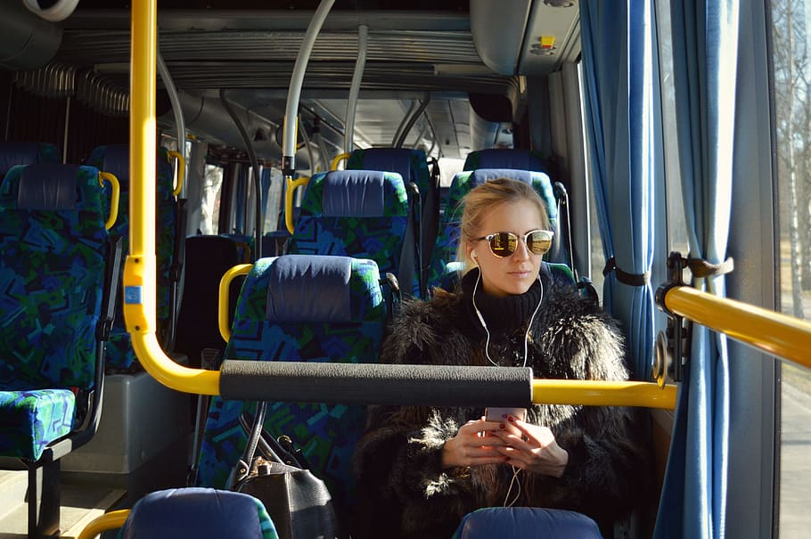 wanita, duduk, kursi, di dalam, bus, mengenakan, kacamata hitam, gadis, earphone, mendengarkan