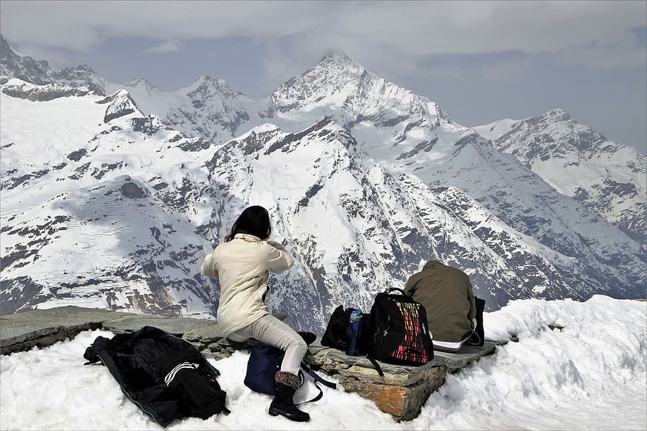 Mujer, tomando, foto, montaña nevada, zermatt, los Alpes, nieve, montaña, invierno, frío