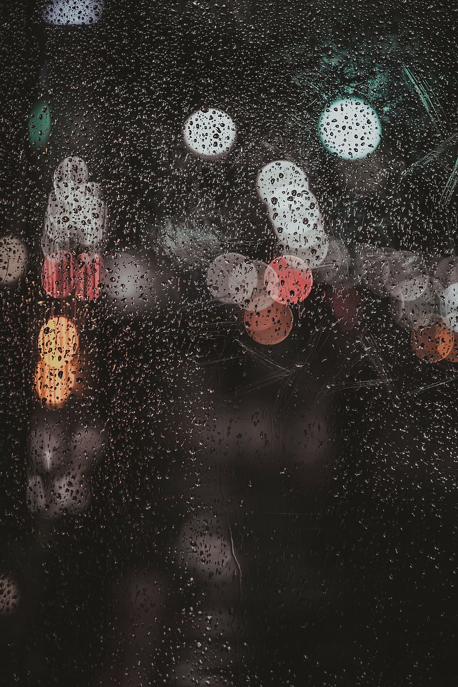 fotografía de bokeh, vidrio, húmedo, lluvia, oscuro, noche, gotas, agua, bokeh, fondos