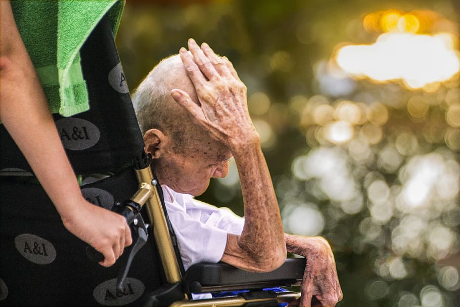 selectivo, fotografía de enfoque, hombre, sentado, silla de ruedas, hospicio, cuidado, ancianos en silla de ruedas, ancianos, enfermeras