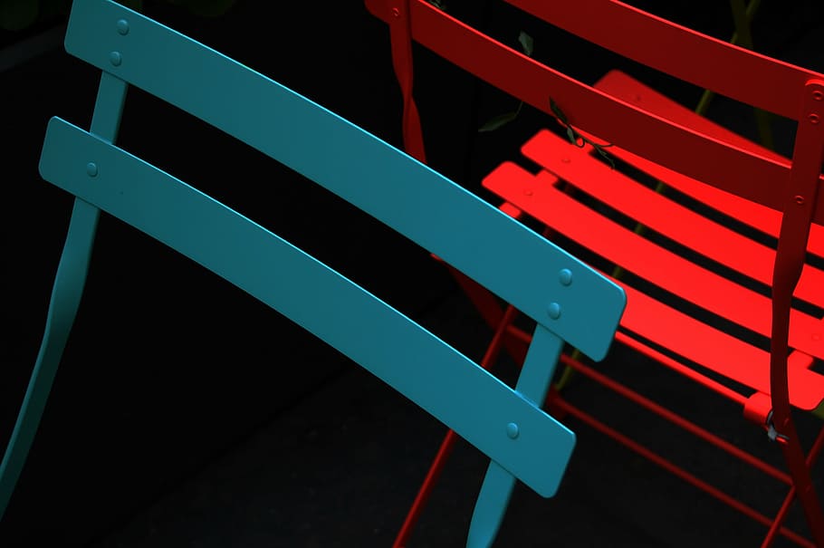 persona, mostrando, azul, rojo, sillas de acero, acero, metal, silla, sin gente, primer plano