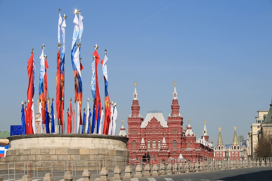 kremlin, día de la victoria, banderas, podio del zar, cuadrado rojo, cielo azul, museo de historia del estado, arquitectura, lugar famoso, culturas