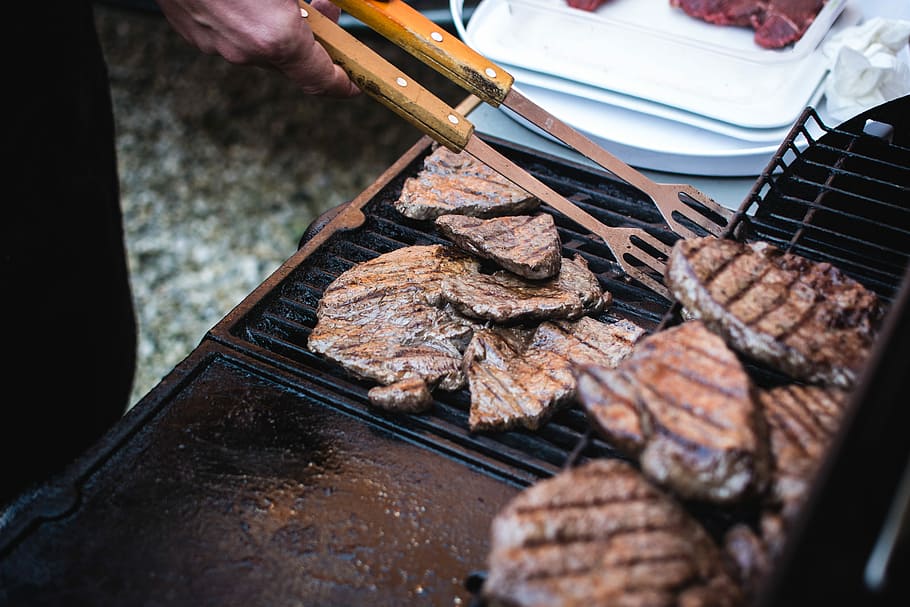 barbeque steak daging sapi, Daging sapi, steak, barbeque, memasak, memanggang, tangan, daging, luar, paleo