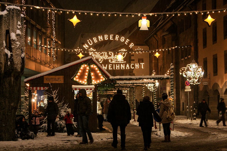 four, person, standing, front, nunberger building, winter, christmas, christmas market, nuremberg, christmas buden