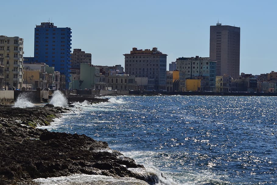 La Habana, Cuba, el Caribe, el casco antiguo, el malecón, el Atlántico, el paseo marítimo, el mar, el agua, las olas