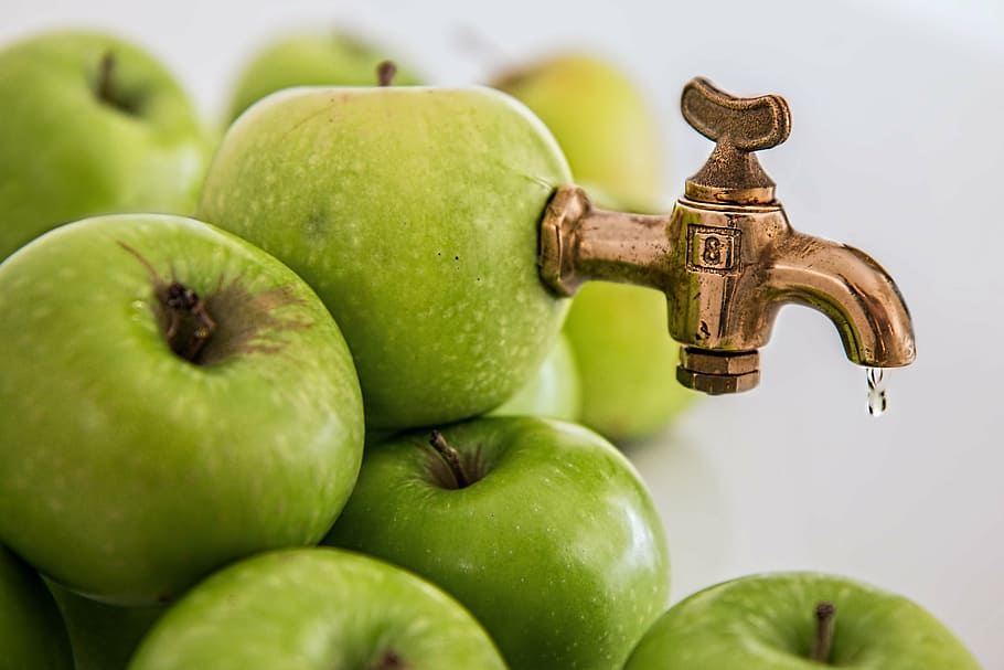 close-up photography, granny smith apple, brass-colored faucet, apple juice, sweet, fruit juice, healthy, fresh, juicy, drink