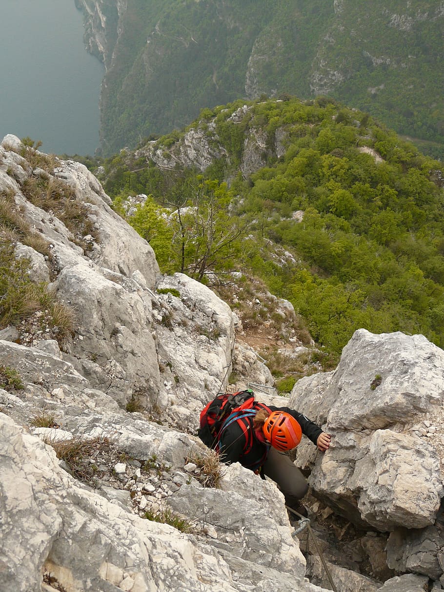 escalada, garda, choque de rocas, borde de roca, perpendicular, empinado, sentiero fausto susatti, bergtour, caminata, ruta de escalada