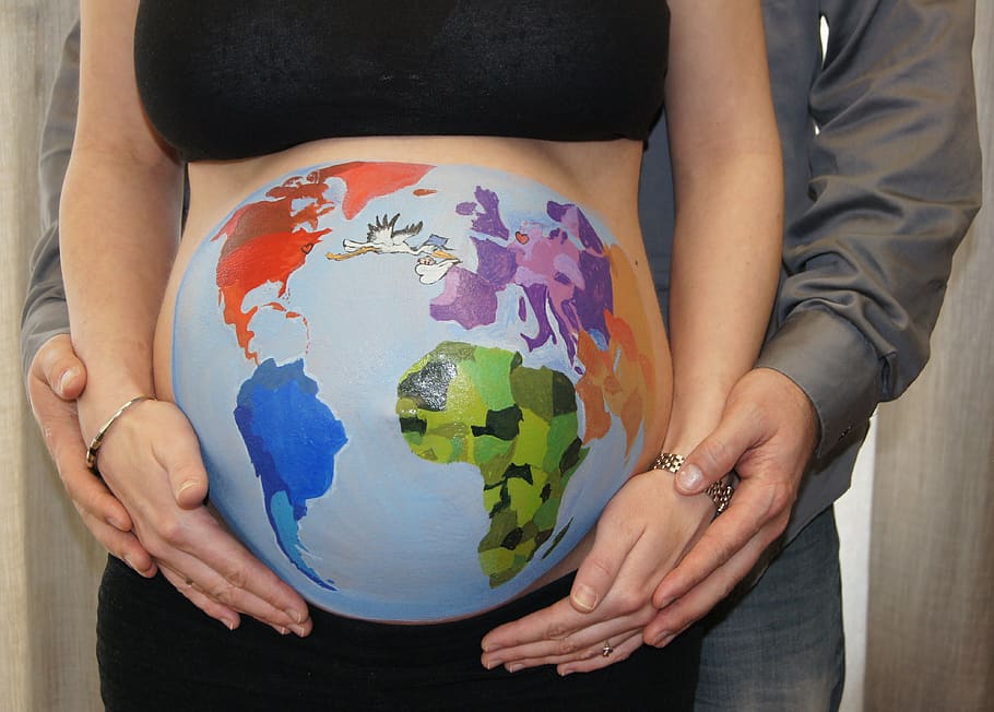 pintura del vientre, globo terráqueo, mundo, cigüeña, embarazada, globo - objeto hecho por el hombre, sección media, adulto, mujeres, tenencia
