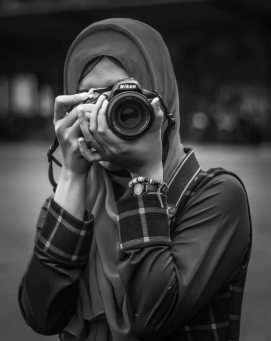 Fotografía en escala de grises, mujer, toma, foto, uso, cámara Nikon, fotógrafo, retrato, Hijab, blanco y negro