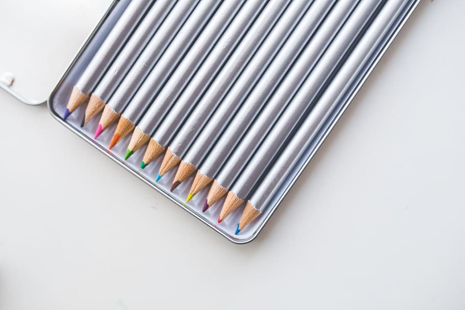 color, lápices, lápices de colores, caja, arte y diseño, equipo, herramienta de trabajo, primer plano, fondo blanco, ninguna persona