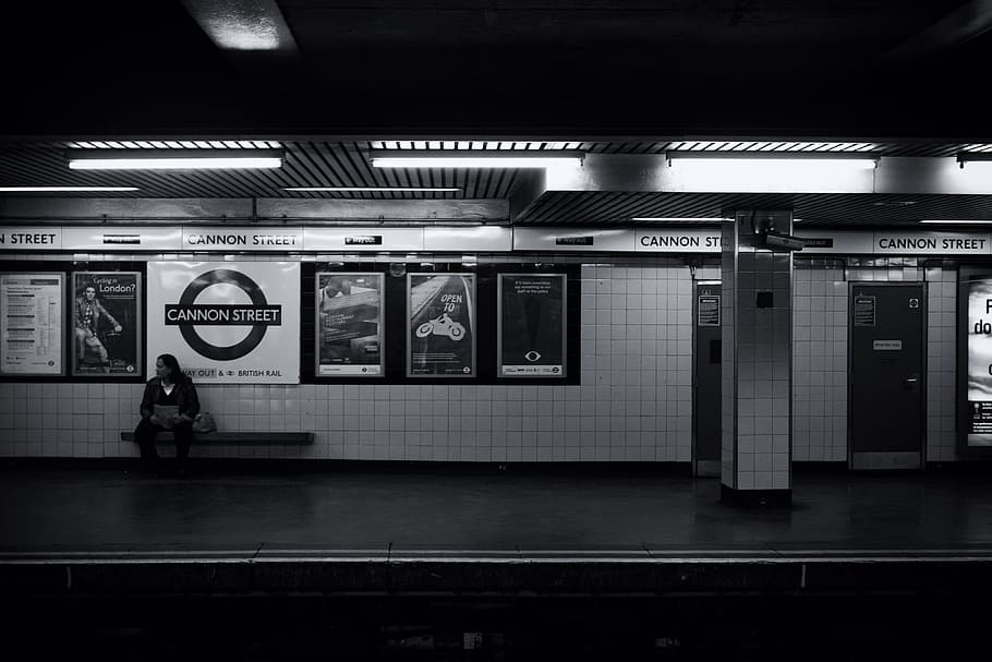 男, 待つ, 一人で, チューブプラットフォーム, ロンドン, 地下, チューブ, プラットフォーム, ロンドン地下鉄, 人