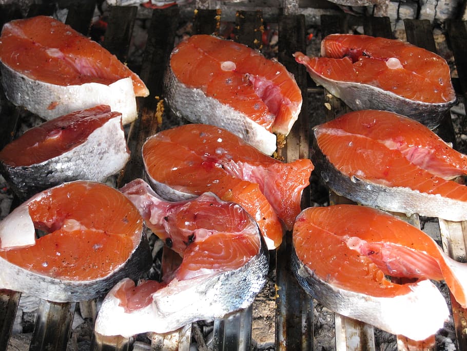 salmón en rodajas a la parrilla, salmón, crudo, a la parrilla, pescado, mariscos, comida, rojo, restaurante, gourmet