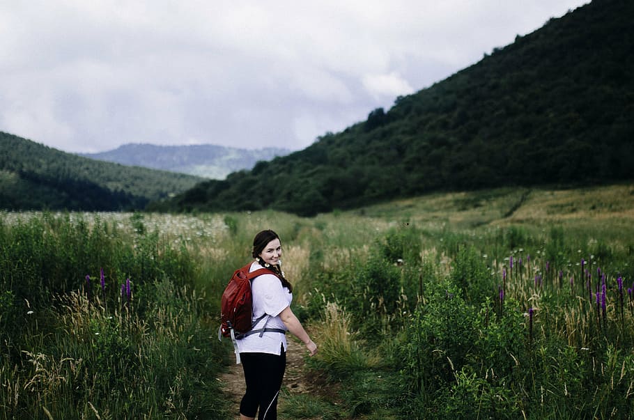 mulher, vestindo, mochila, campo de grama, verde, grama, montanha, montanhas, natureza, viagem