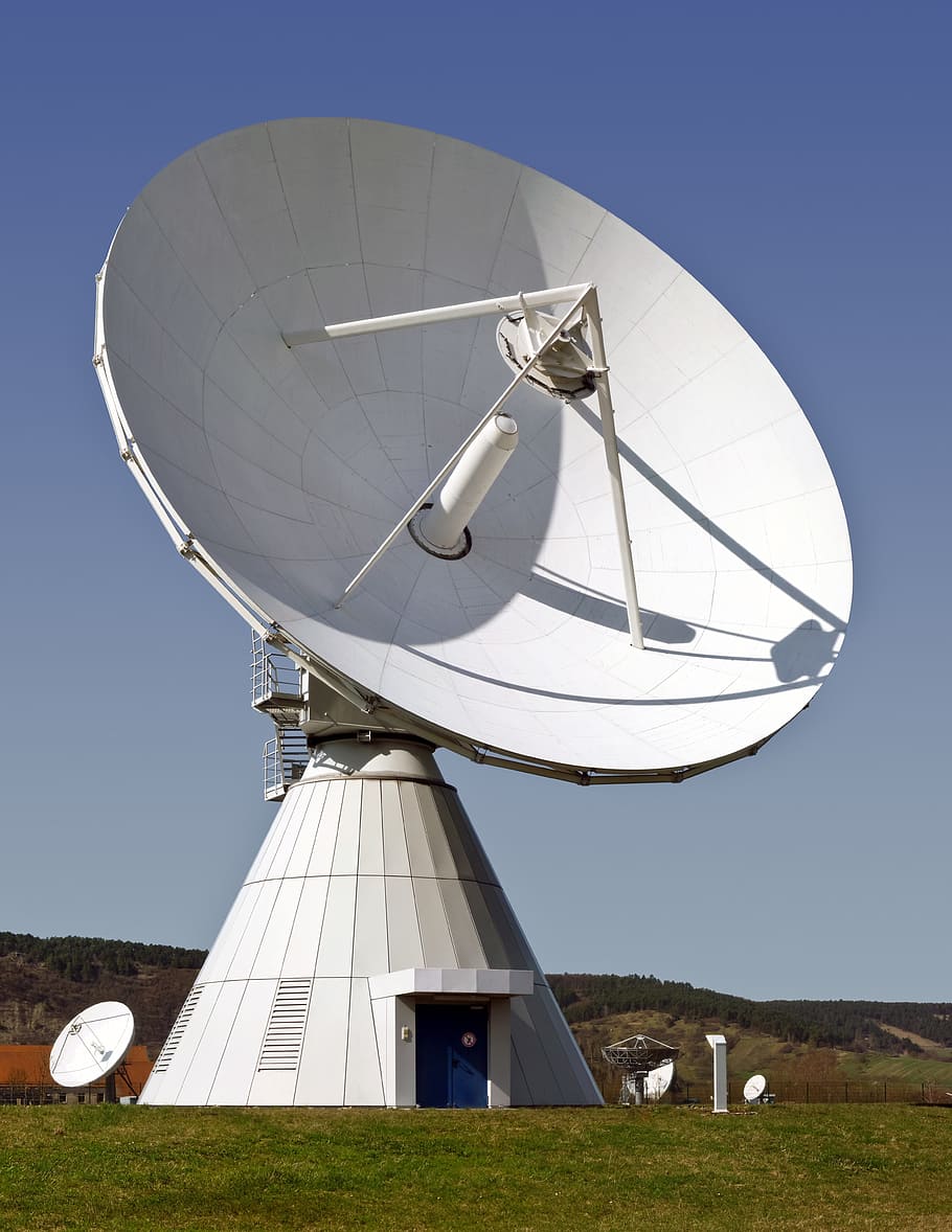 white satellite tower, radar, radar dish, earth station, fuchsstadt, reception, send, received on, broadcast, antennas