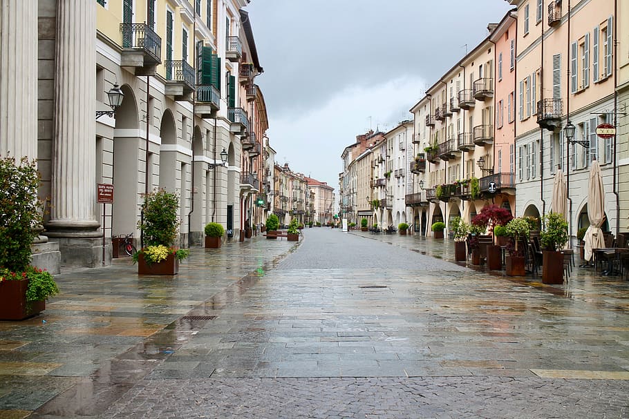 jalan dekat bangunan, Cityscape, melalui kuno, hujan, beraspal, toko, portici, refleksi, awan, area pejalan kaki