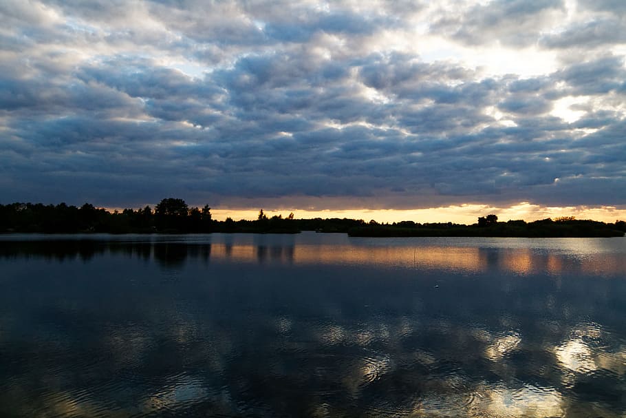 Зеркальное отражение неба в воде фото.