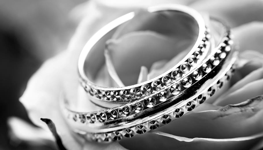 fotografía en escala de grises, pulseras de color plateado, boda, anillo, felicidad, flores, amor, joyería, riqueza, lujo