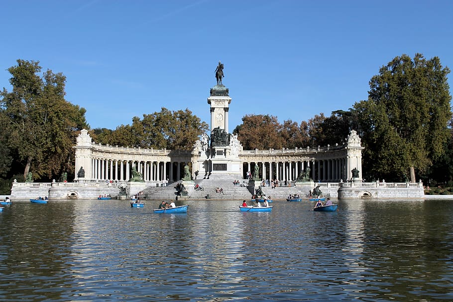 Madrid, España, lago, parque, maderas, botes a pedal, agua, árbol, arquitectura, reflexión