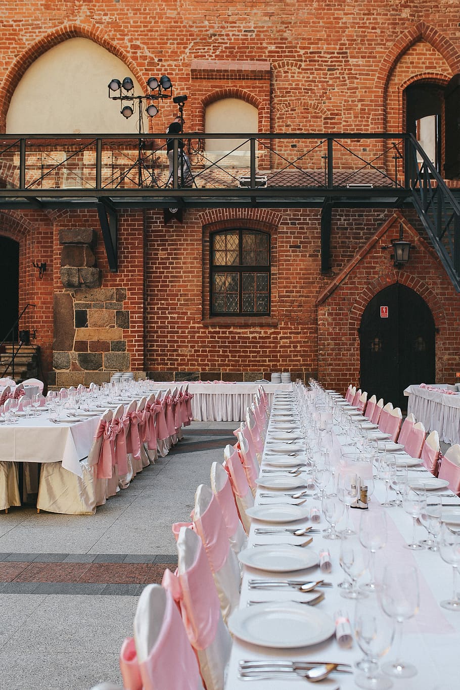 свадебный прием, замок, Таблица, посуда, свадьба, столовый сервиз, розовый, элегантный, ресторан, стул