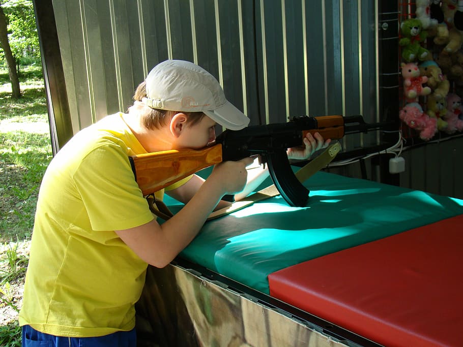 shooting gallery, attraction, kalashnikov, boy, target, shoots, one person, real people, holding, waist up