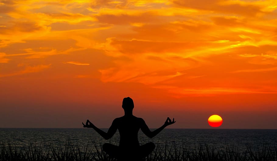fotografía de silueta, persona, meditando, enfrentando, sol, conjunto, puesta de sol, meditación, yoga, naturaleza